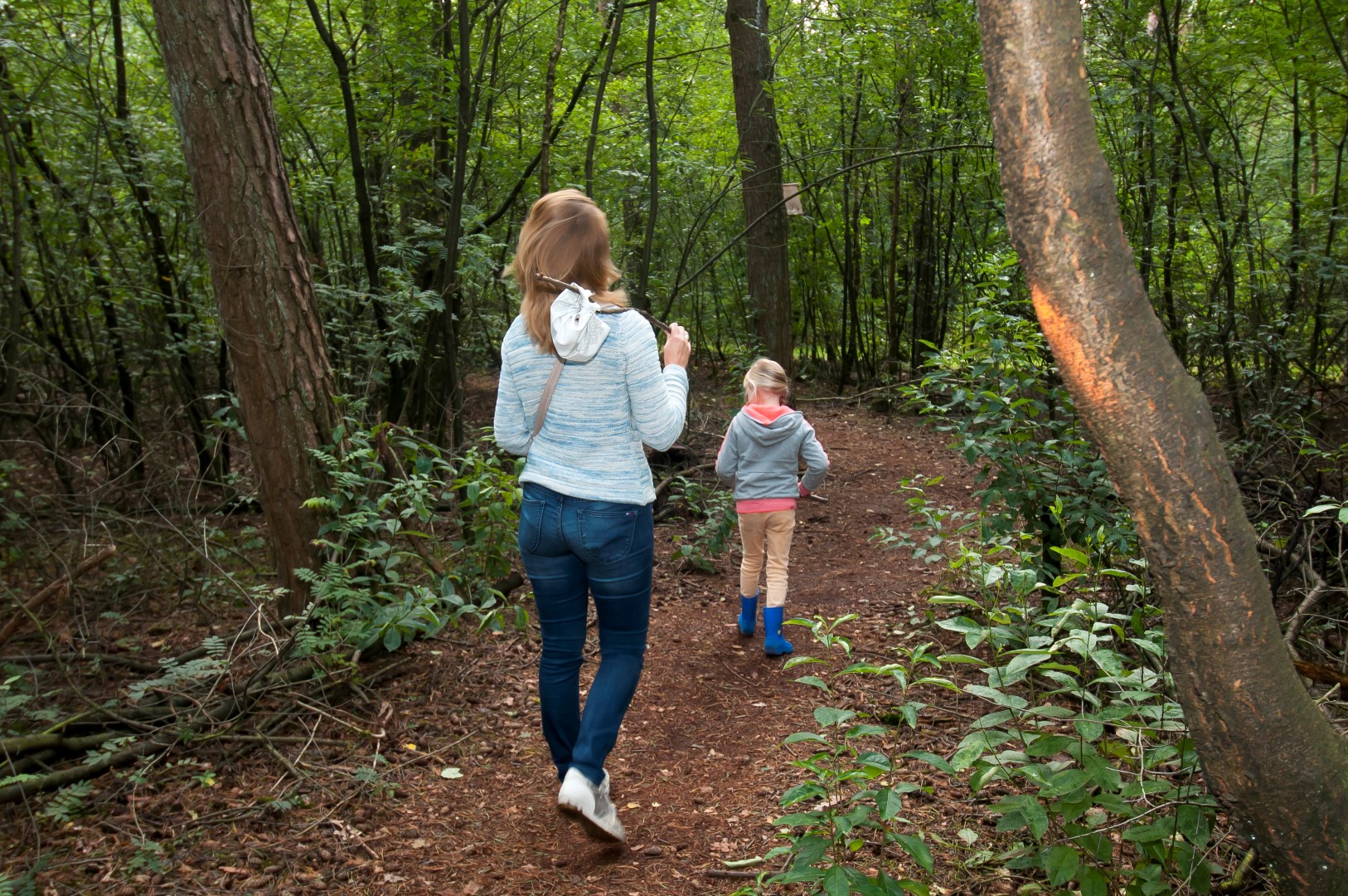 Kind wandelen natuur kabouter knapzak paddestoel samen